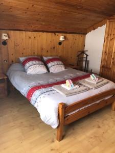 - une chambre avec un lit dans une pièce en bois dans l'établissement Le chalet de Bernoline vaste appartement tout confort, à Beaufort