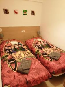 2 Betten nebeneinander in einem Zimmer in der Unterkunft Plaza Rio Aguasvivas 5 BB in Torremolinos