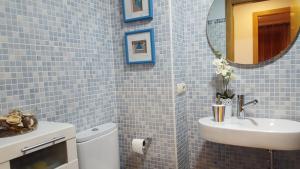 A bathroom at Varosha Combarro