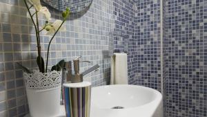 A bathroom at Varosha Combarro