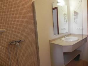 a bathroom with a sink and a mirror at Viviendas Turísticas Vacacionales Allida in Playa Migjorn