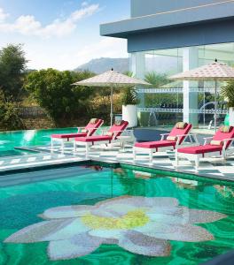 Taj Devi Ratn Resort & Spa, Jaipur内部或周边的泳池