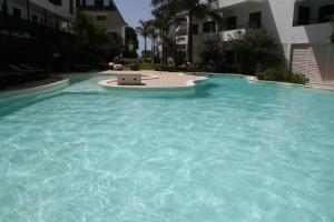 een groot zwembad van blauw water met een laptop erin bij Leme Bedje fronte spiaggia in Santa Maria