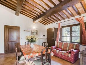 Posedenie v ubytovaní Apartment in Citerna with Pool & Garden