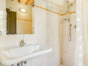 Kúpeľňa v ubytovaní Apartment in Citerna with Pool & Garden