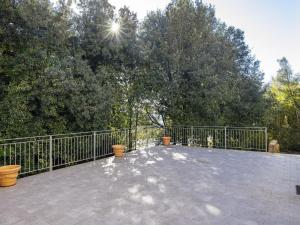 Balkón alebo terasa v ubytovaní Apartment in Citerna with Pool & Garden