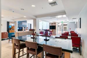 une grande salle à manger avec une table et des chaises dans l'établissement Holiday Inn Express Hotel & Suites Banning, an IHG Hotel, à Banning