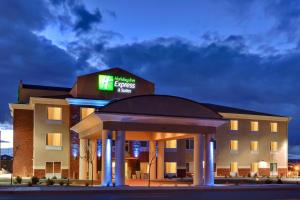 un edificio alberghiero con un gazebo di fronte di Holiday Inn Express Hotel & Suites Albuquerque Airport, an IHG Hotel ad Albuquerque