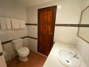 Koupelna v ubytování A Hotel Budget + 37 fotografií