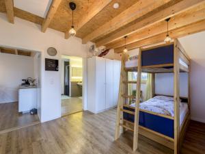 Zimmer mit Etagenbett und Küche in der Unterkunft wolke31 in Grassau