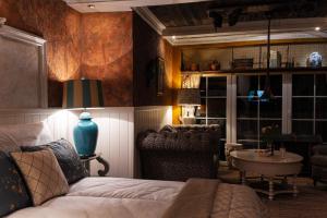 Łóżko lub łóżka w pokoju w obiekcie Paul's Fantasia Boutique Suites