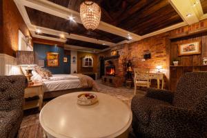 sypialnia z łóżkiem i stołem w pokoju w obiekcie Paul's Fantasia Boutique Suites w Szczecinie