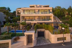 Bazén v ubytování BEACH FRONT VILLA FRAN - DELUXE PENTHOUSE SUITE with private pool nebo v jeho okolí