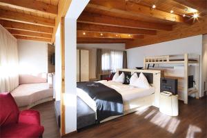 Un pat sau paturi într-o cameră la Hotel Stauder