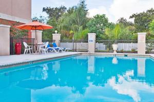 בריכת השחייה שנמצאת ב-Holiday Inn Express Hotel & Suites Bartow, an IHG Hotel או באזור
