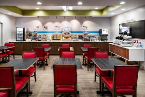 Restavracija oz. druge možnosti za prehrano v nastanitvi Holiday Inn Express Hotel & Suites Bartow, an IHG Hotel