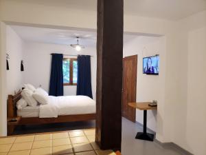 Кровать или кровати в номере SATRANA HOTEL TAMATAVE