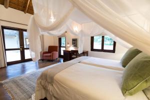 A bed or beds in a room at Kingly Bush Villa