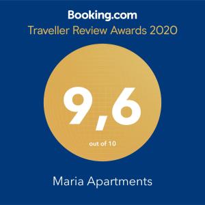 un cartel que lee los premios de revisión de viajeros con un círculo amarillo en Maria Apartments, en Paralia Dionisiou