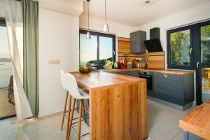 Gallery image of Villa Leona a luxury villa near Makarska, heated pool in Živogo&scaron;će