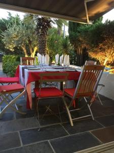 カップ・ダグドにあるCap d'Agde Naturist Hélio village 116のテーブル(椅子4脚、赤いテーブルクロス)