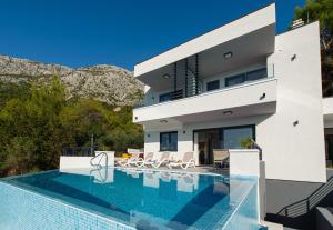 Bazén v ubytovaní Villa Leona a luxury villa near Makarska, heated pool alebo v jeho blízkosti