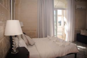 Una cama o camas en una habitación de Point de vue Guesthouse