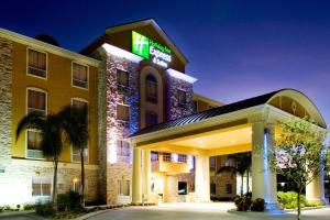 un hotel con un cartel en la parte delantera en Holiday Inn Express & Suites Corpus Christi, an IHG Hotel, en Corpus Christi