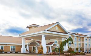 un gran edificio con cenador en Holiday Inn Express & Suites Iron Mountain by IHG, en Iron Mountain