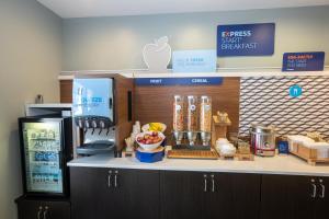 Holiday Inn Express & Suites Iron Mountain, an IHG Hotel في أيرون ماونتين: a counter with an appleaseryasteryasteryasteryasteryasteryasteryasteryasteryasteryasteryasteryastry