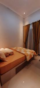Tempat tidur dalam kamar di VILLA BATU 3F