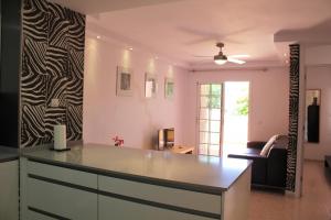 eine Küche mit einer Arbeitsplatte und ein Wohnzimmer in der Unterkunft Perfecto apartamento de playa in Callao Salvaje