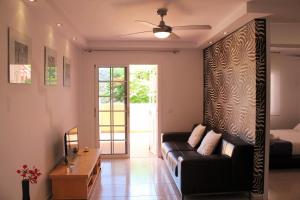 ein Wohnzimmer mit Sofa und Tisch in der Unterkunft Perfecto apartamento de playa in Callao Salvaje