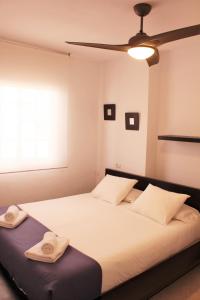 ein Schlafzimmer mit einem Bett mit zwei Handtüchern darauf in der Unterkunft Perfecto apartamento de playa in Callao Salvaje