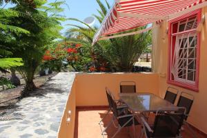 un tavolo e sedie sul patio di una casa di Perfecto apartamento de playa a Callao Salvaje