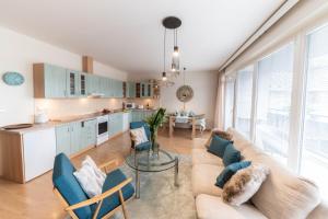 un soggiorno con divano e tavolo e una cucina di apartmán Lípa a Liberec