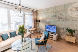 Una sala de estar con un sofá y una mesa de cristal. en apartmán Lípa, en Liberec