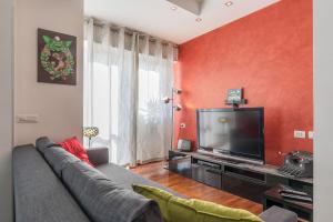 Il comprend un salon doté d'un canapé et d'une télévision à écran plat. dans l'établissement Pigneto & Malatesta Subway Flat, à Rome