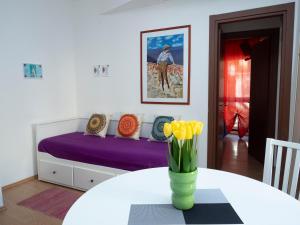 A bed or beds in a room at Shanti 1