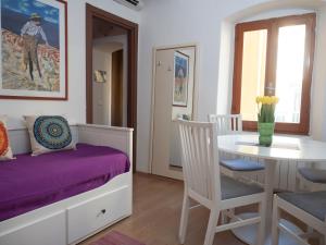 A bed or beds in a room at Shanti 1
