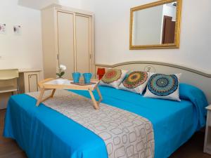 A bed or beds in a room at Shanti 1
