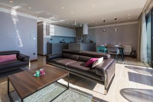Posezení v ubytování BEACH FRONT VILLA FRAN - DELUXE PENTHOUSE SUITE with private pool