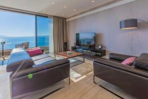 Posezení v ubytování BEACH FRONT VILLA FRAN - DELUXE PENTHOUSE SUITE with private pool