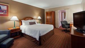 A bed or beds in a room at SureStay Plus Hotel by Best Western Brandywine Valley