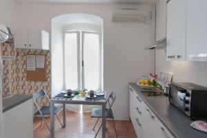 a kitchen with a table and chairs in a kitchen at IL PORTICCIOLO in Riomaggiore