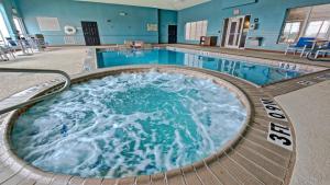 una bañera de hidromasaje en una piscina con agua en Holiday Inn Express Hotel and Suites Corsicana I-45, an IHG Hotel, en Corsicana