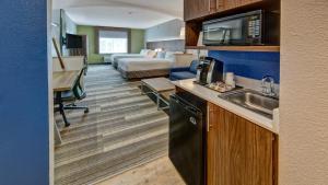 A kitchen or kitchenette at Holiday Inn Express Hotel and Suites Corsicana I-45, an IHG Hotel