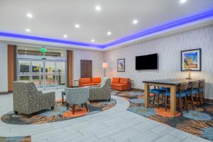 ein Wohnzimmer mit einem Tisch und Stühlen in der Unterkunft Holiday Inn Express & Suites Stillwater - University Area, an IHG Hotel in Stillwater