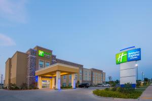 スティルウォーターにあるHoliday Inn Express & Suites Stillwater - University Area by IHGの看板が掲げられたホテルの建物