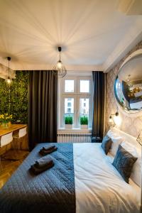 ein Schlafzimmer mit einem großen Bett mit Handtüchern darauf in der Unterkunft Słowackiego Apartments in Krakau